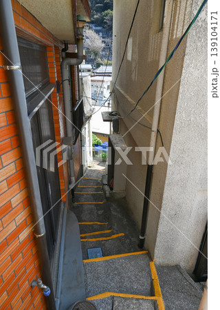 【大分県津久見市】保戸島の狭い階段通路 【大分県津久見市】保戸島の狭い階段通路 139104171