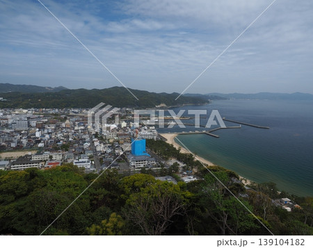 淡路島・大浜海水浴場の美しい海岸線を洲本城跡から望む俯瞰風景 淡路島・大浜海水浴場の美しい海岸線を洲本城跡から望む俯瞰風景 139104182