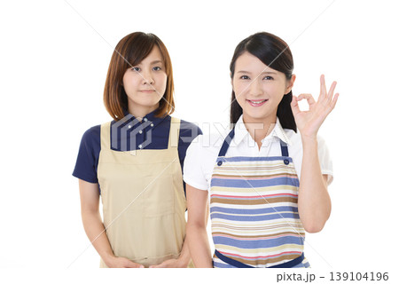 エプロンを着た二人の女性 エプロンを着た二人の女性 139104196