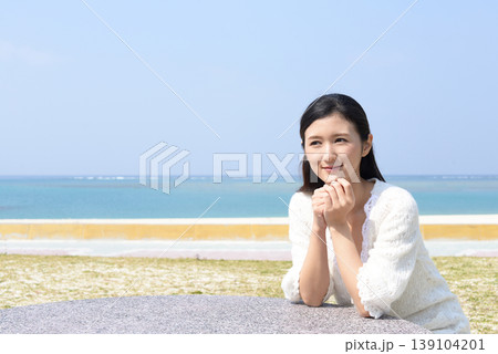 海岸で寛ぐ女性 海岸で寛ぐ女性 139104201