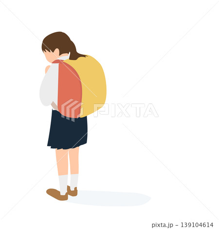 悩みを抱えて一人で歩く小学生の女の子の後ろ姿 139104614