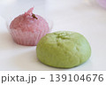 テーブルの上の桜饅頭 139104676