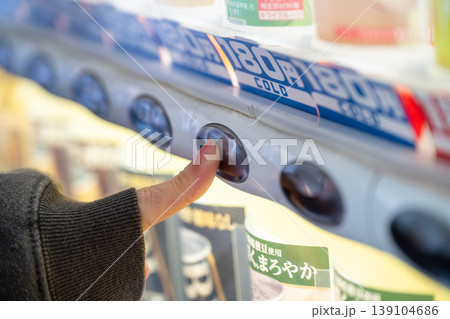 自販機でジュースを購入する女性手元 自販機でジュースを購入する女性手元 139104686