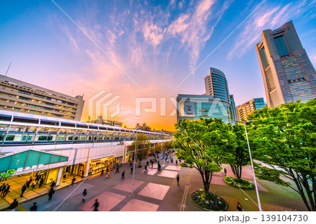 日本の横浜都市景観新風景4月21日。夕焼けに映える桜木町駅や横浜ランドマークタワー、電車などを望む 日本の横浜都市景観新風景4月21日。夕焼けに映える桜木町駅や横浜ランドマークタワー、電車などを望む 139104730