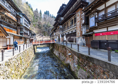 春の銀山温泉 139104766