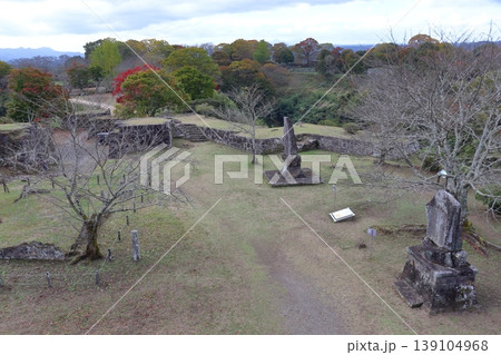 岡城 御三階櫓跡から見た三の丸方面の景色(大分県竹田市) 岡城 御三階櫓跡から見た三の丸方面の景色(大分県竹田市) 139104968