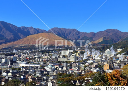 別府湯けむり展望台から眺める秋の町並みと山々 別府湯けむり展望台から眺める秋の町並みと山々 139104970
