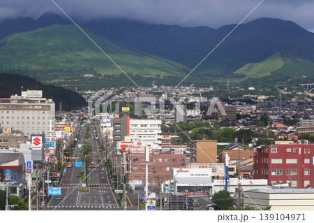 湯けむりが立ち並ぶ別府の市街地と国道500号の大通り（大分県 別府市） 139104971
