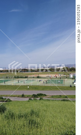 河川敷の風景　スポーツを楽しむ人 139105293