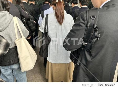 通勤ラッシュ時の駅のホーム、列に並んでいる通勤客 通勤ラッシュ時の駅のホーム、列に並んでいる通勤客 139105337