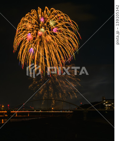 夜空に打ち上がる大輪の花火 山を背景にした地方の夜空に打ち上がる大輪の花火 山を背景にした地方夏祭り 139105342