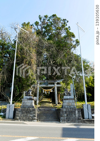 【川俣町　小手26郷の惣社「羽田春日神社」参道入口と鳥居】 139105630