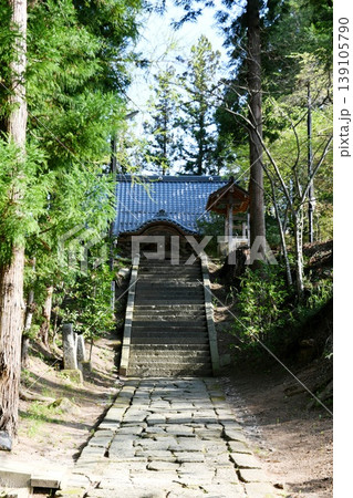 【川俣町　小手26郷の惣社「羽田春日神社」参道と石段】川俣町 139105790