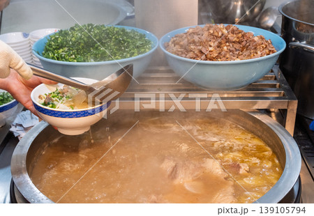 牛肉ラーメン店の厨房で麺づくりから盛り付けまでの調理工程シーン 139105794