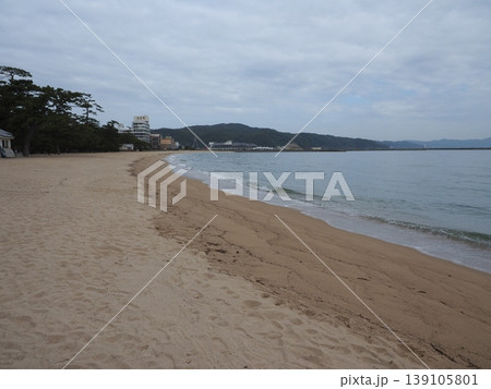 曇り空の海辺に漂う静寂、淡路島・洲本市の大浜海水浴場から眺める景色 曇り空の海辺に漂う静寂、淡路島・洲本市の大浜海水浴場から眺める景色 139105801