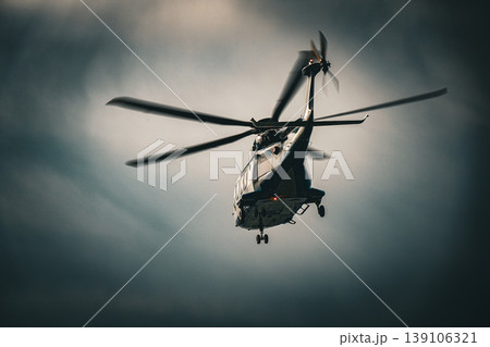雲間を飛ぶヘリコプター 139106321