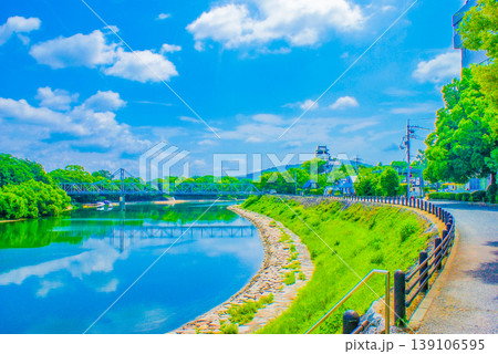 川沿い遊歩道と鉄橋 139106595