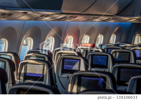 旅客機機内の座席列 139106633