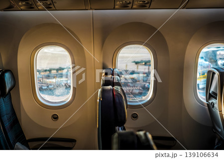 旅客機窓と空港風景 139106634