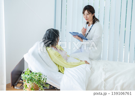 介護施設で暮らすシニア女性と白衣の女性 139106761
