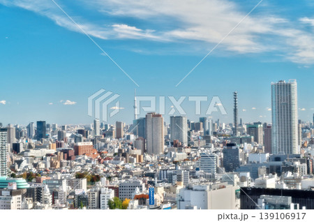 新宿の高層ビルから見られる雲のある快晴の青空とビル群が広がる都会の街の風景 139106917