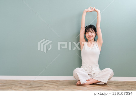 家でストレッチ・深呼吸するアジア人女性(エクササイズ,フィットネス) 家でストレッチ・深呼吸するアジア人女性(エクササイズ,フィットネス) 139107054
