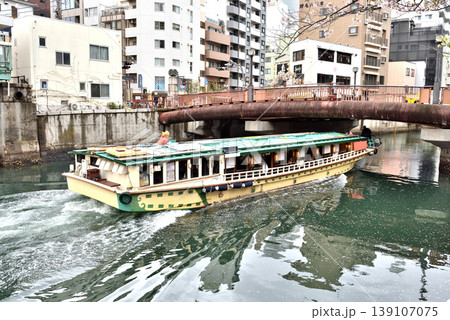 横浜大岡川で満開を迎えたさくらの花見の遊覧船 横浜大岡川で満開を迎えたさくらの花見の遊覧船 139107075