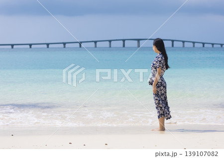 与那覇前浜ビーチから来間大橋をながめる女性 与那覇前浜ビーチから来間大橋をながめる女性 139107082