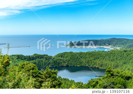 展望台から眺める日本海の絶景。爆裂火口でできた湾と火山湖 展望台から眺める日本海の絶景。爆裂火口でできた湾と火山湖 139107116
