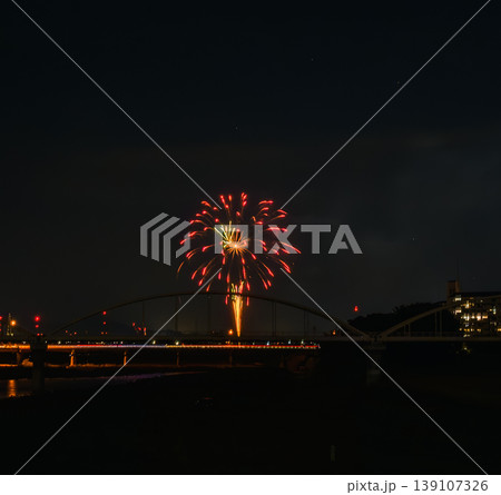 夜空に打ち上がる大輪の花火 山を背景にした地方の夜空に打ち上がる大輪の花火 山を背景にした地方夏祭り 夜空に打ち上がる大輪の花火 山を背景にした地方の夜空に打ち上がる大輪の花火 山を背景にした地方夏祭り 139107326
