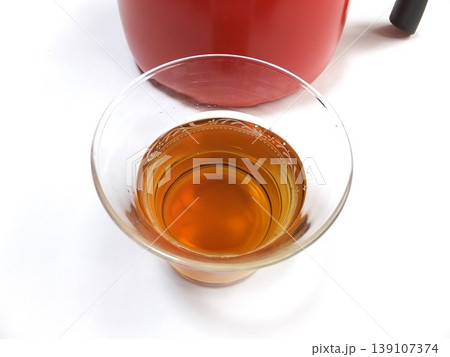 鍋で煮出し麦茶 冷茶 鍋で煮出し麦茶 冷茶 139107374