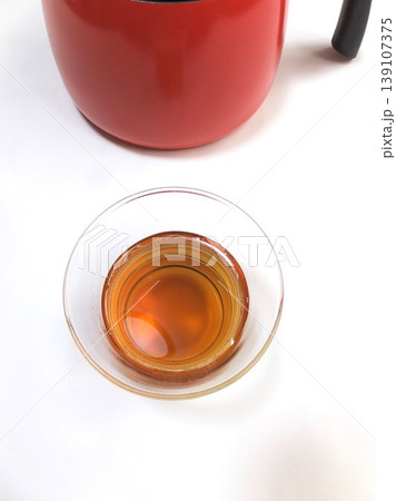 鍋で煮出し麦茶　冷茶 139107375