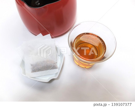 鍋で煮出し麦茶 冷茶 鍋で煮出し麦茶 冷茶 139107377