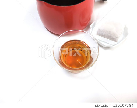 鍋で煮出し麦茶 冷茶 鍋で煮出し麦茶 冷茶 139107384