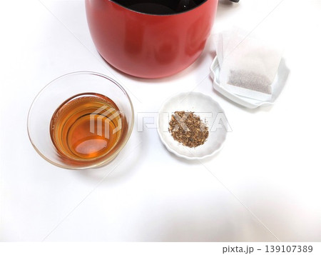 鍋で煮出し麦茶 冷茶 鍋で煮出し麦茶 冷茶 139107389