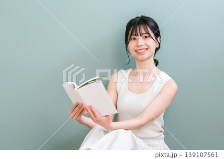 家で読書をする若いアジア人女性(教養,読書習慣,隙間時間,文学) 家で読書をする若いアジア人女性(教養,読書習慣,隙間時間,文学) 139107561