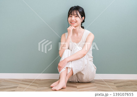 頬杖をつく美肌の笑顔のアジア人女性(美容・エステ・スキンケアイメージ) 頬杖をつく美肌の笑顔のアジア人女性(美容・エステ・スキンケアイメージ) 139107655