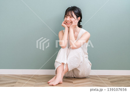 頬杖をつく美肌の笑顔のアジア人女性(美容・エステ・スキンケアイメージ) 頬杖をつく美肌の笑顔のアジア人女性(美容・エステ・スキンケアイメージ) 139107656