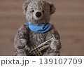 ラッパを持ったテデイベア　右側を少し空けて 139107709