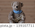 ラッパを持ったテデイベア　中央に配置 139107711