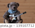 ギターを持ったテデイベア　焦げ茶クマ　茶色ギター　右にスペース 139107712