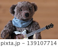 ギターを持ったテデイベア　焦げ茶クマ　茶色ギター　アップ 139107714