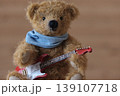 ギターを持ったテデイベア　黄色クマ　赤ギター　アップ 139107718
