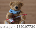 ギターを持ったテデイベア　黄色クマ　赤ギター　少しアップ 139107720