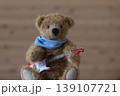 ギターを持ったテデイベア　黄色クマ　赤ギター 139107721