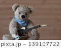 ギターを持ったテデイベア　ベージュ熊　ベージュギター　少しアップ　右側にスペース 139107722