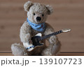ギターを持ったテデイベア　ベージュ熊　ベージュギター　少しアップ 139107723
