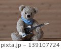 ギターを持ったテデイベア　ベージュ熊　ベージュギター 139107724