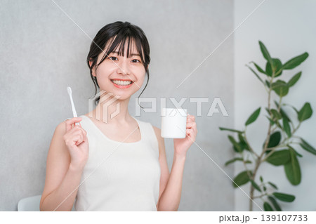 歯を磨く若いアジア人女性(ハミガキ,オーラルケア,デンタルケア) 歯を磨く若いアジア人女性(ハミガキ,オーラルケア,デンタルケア) 139107733
