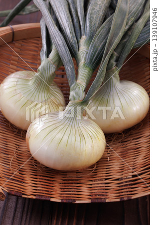 ザルに入ったとれたての新玉ねぎ 139107946